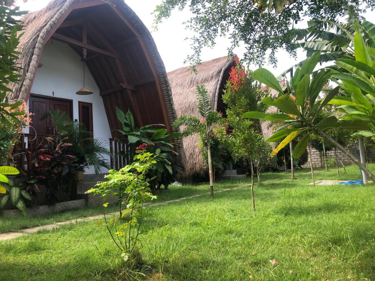 Tropical Sunday Bungalow - Surf And Stay Selong Belanak Esterno foto