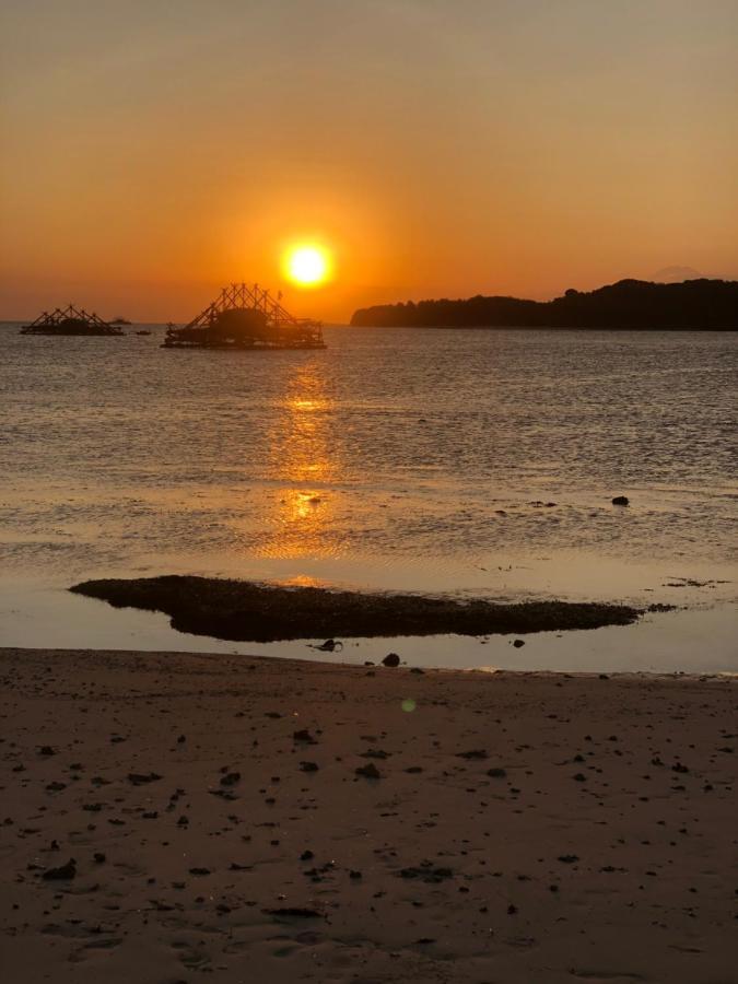 Tropical Sunday Bungalow - Surf And Stay Selong Belanak Esterno foto